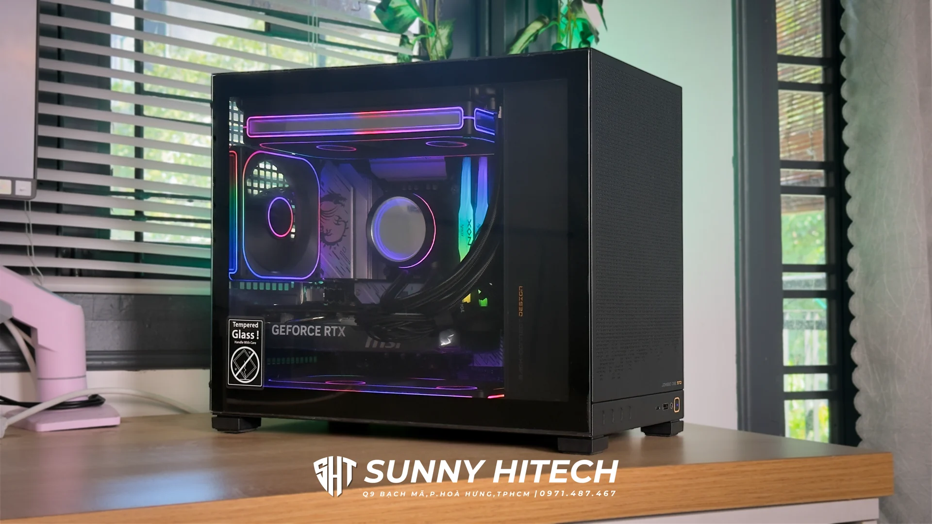 PC đen nhỏ gọn với quạt và RAM RGB
