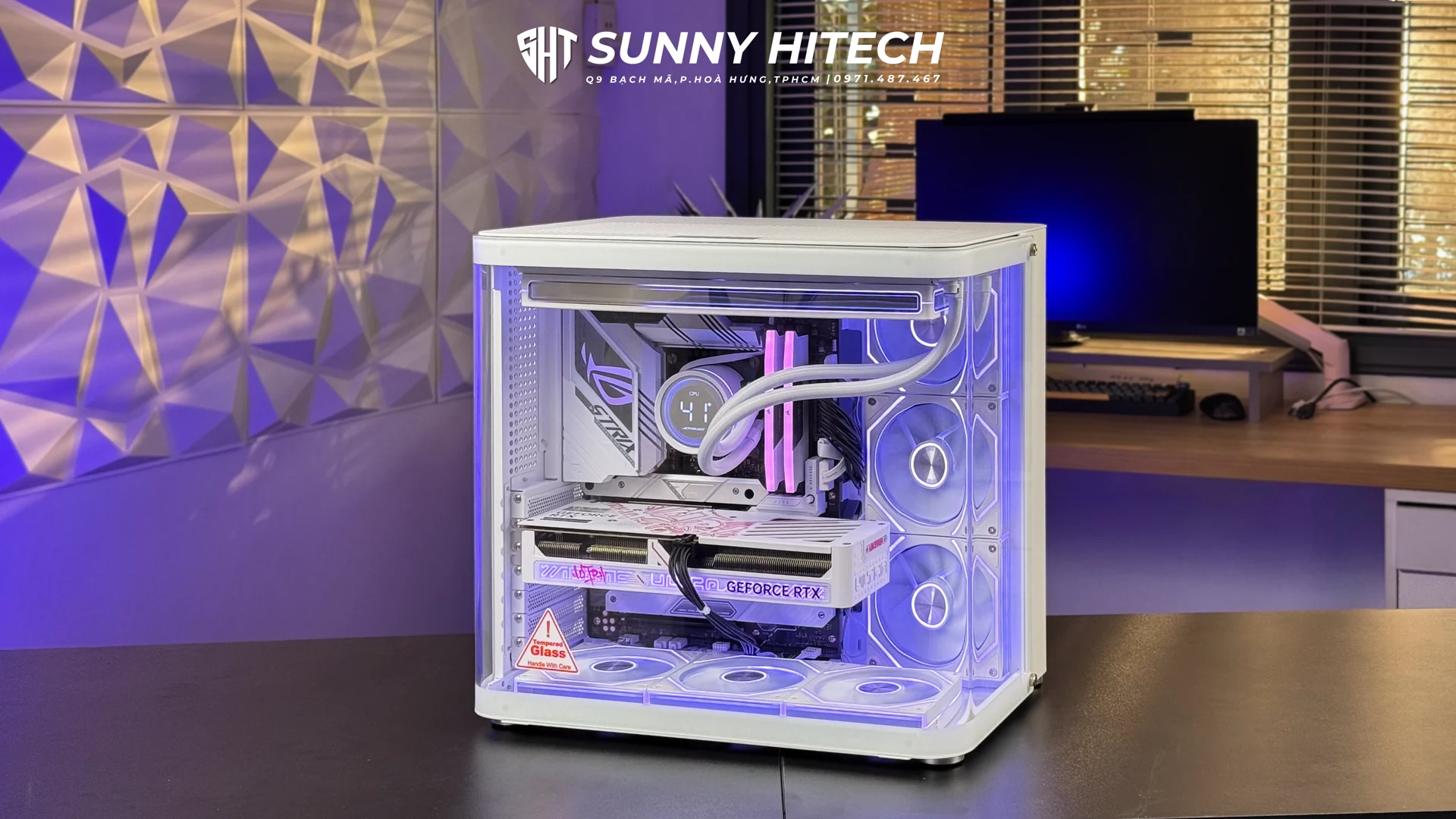 PC trắng với mặt kính bao quanh và ánh sáng tím nhẹ